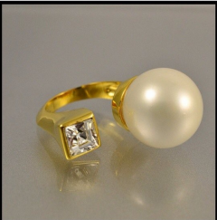 Кольцо жемчужина и камень золотое