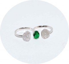 Кольцо на два пальца с зеленым камнем