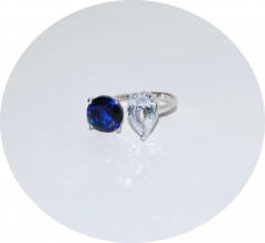 Кольцо с белым и синим камнем