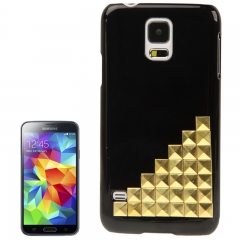Чехол для Samsung Galaxy S5 черный с золотыми клепками