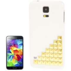 Чехол для Samsung Galaxy S5 белый с золотыми клепками